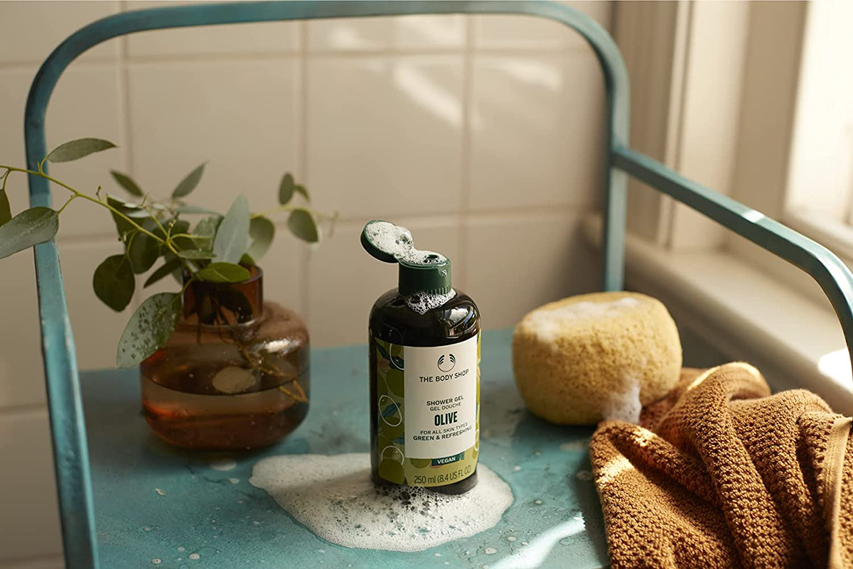 The Body Shop Olive Shower Gel 250 ml | Green And Refreshing | Cleanses & Refreshes Skin | For All Skin Type, Pack of 1 The Body Shop Olive Shower Gel 250 ml | Green And Refreshing | Cleanses & Refreshes Skin | For All Skin Type, Pack of 1