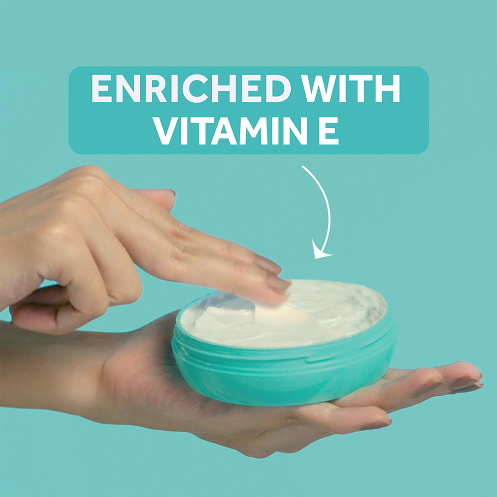 Pond's Light Moisturiser 200 ml | With Vitamin E & Glycerin | For Soft Glowing Skin | Non Oily & Non Sticky Finish | Lightweight Formula | Suitable For All Season, Pack of 1 Pond's Light Moisturiser 200 ml | With Vitamin E & Glycerin | For Soft Glowing Skin | Non Oily & Non Sticky Finish | Lightweight Formula | Suitable For All Season, Pack of 1