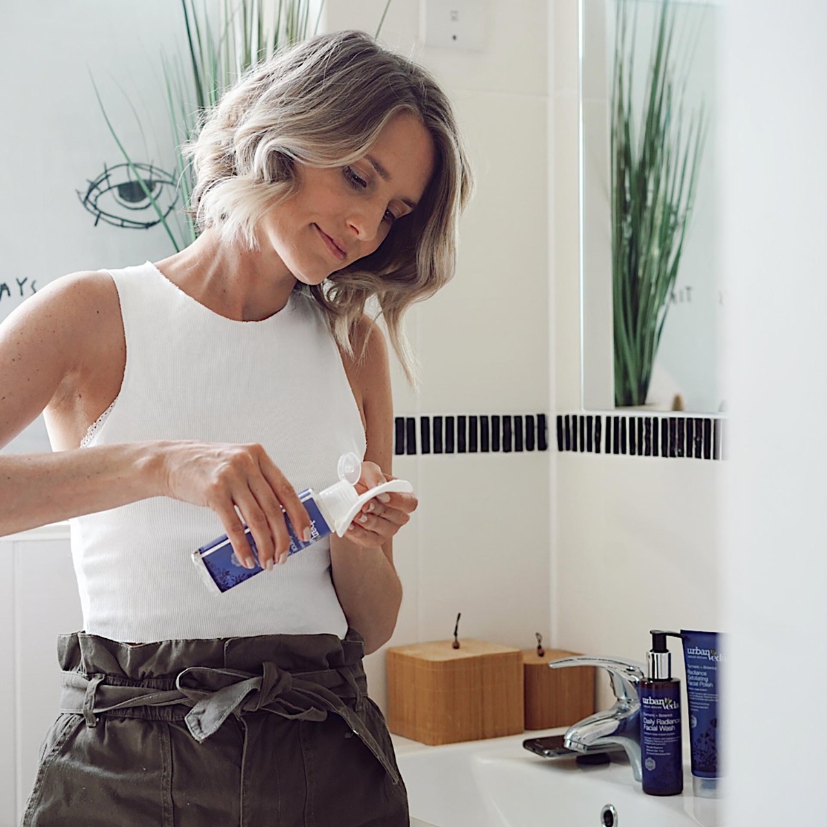 Urban Veda Radiance Hydrating Toner 150 ml | Turmeric, Marigold, Patchouli, Coriander | Brightens Skin Tone |Hydrates Skin | pH Balanced, Pack of 1 Urban Veda Radiance Hydrating Toner 150 ml | Turmeric, Marigold, Patchouli, Coriander | Brightens Skin Tone |Hydrates Skin | pH Balanced, Pack of 1